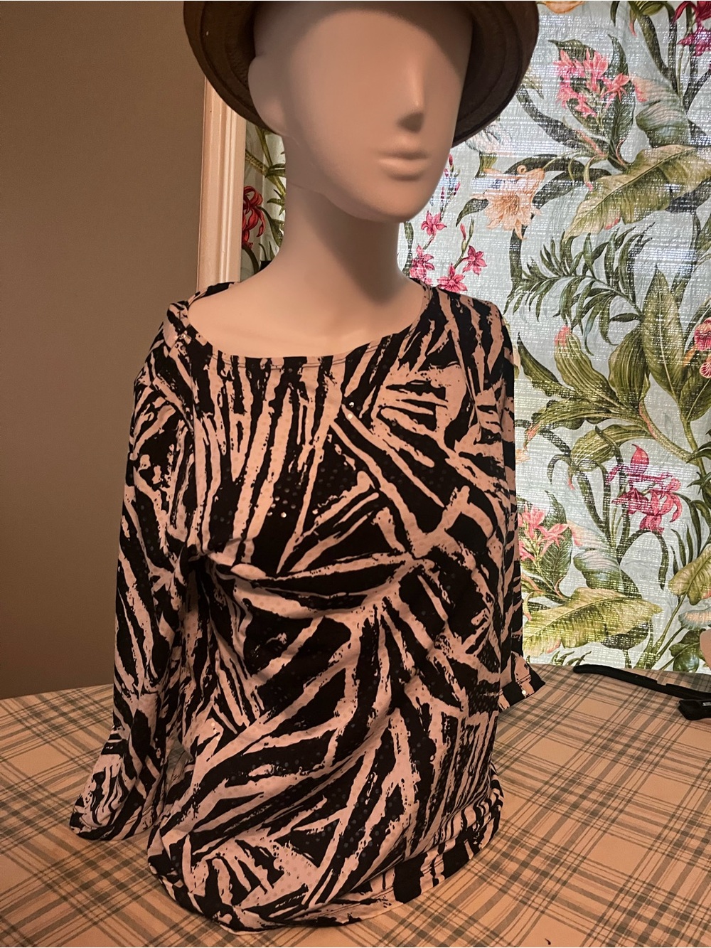 Women’s Black and White Abstract Print Boatneck top Tribal size S